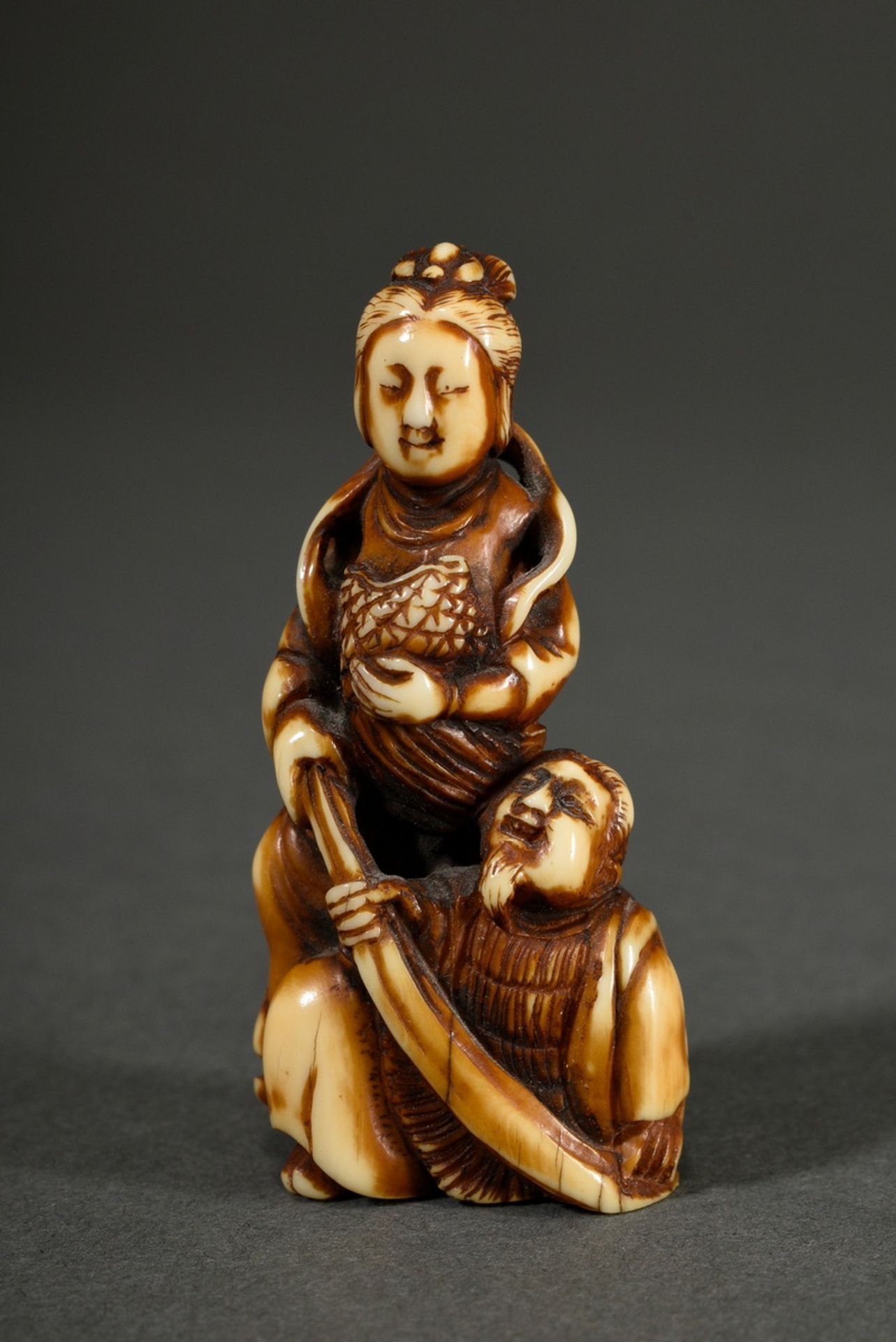 Pottwal Zahn Netsuke "Frau mit Drachenschildkröte und Mann" (Urashima Tarō und Otohime?), sign. Hid