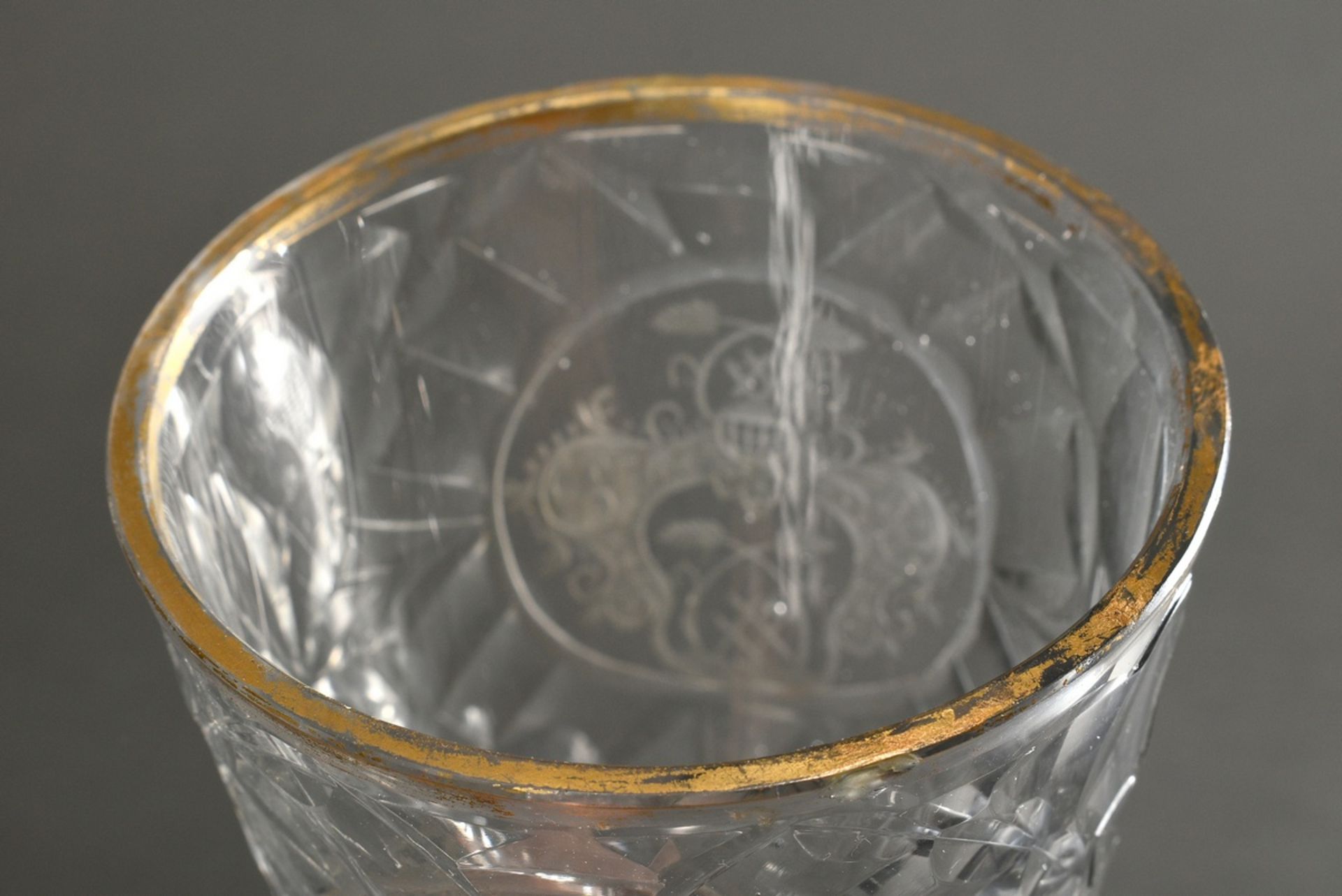 Großer Barock Glas Pokal mit facettiertem Schaft und Goldrand sowie eingeschliffenem Wappen "Gekreu - Bild 5 aus 6