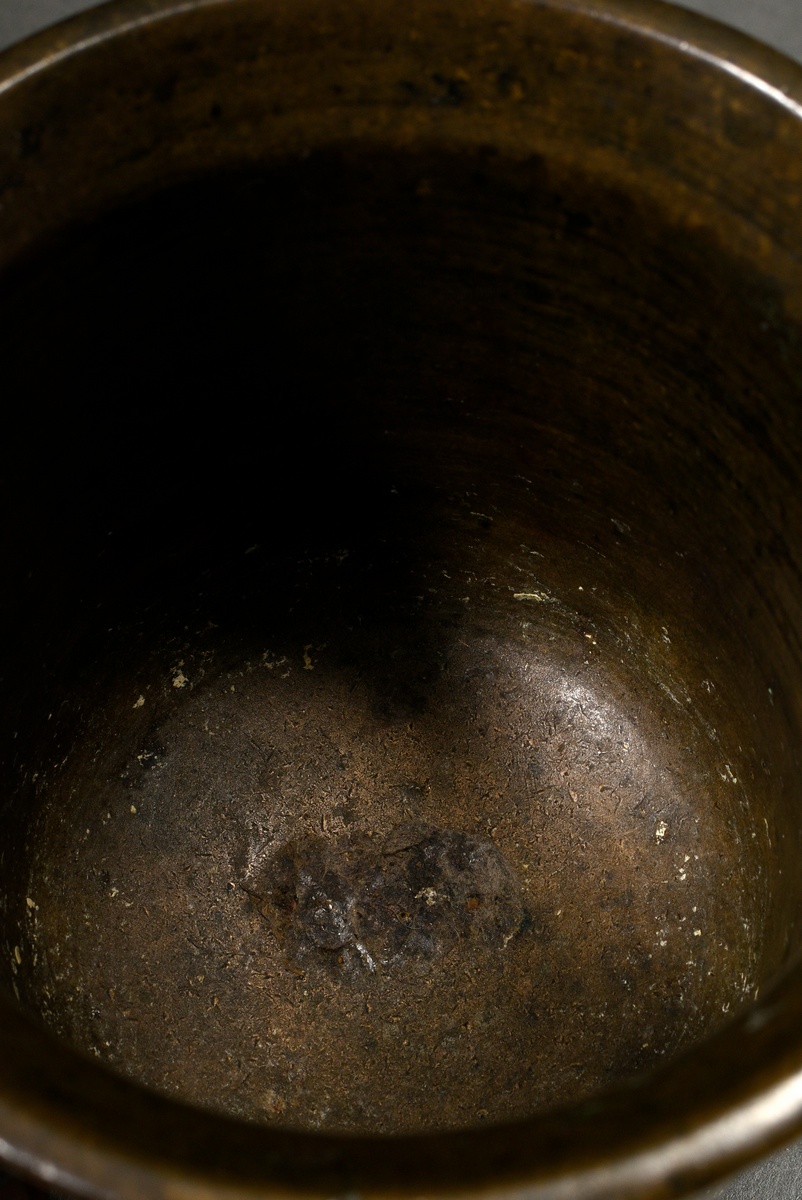 Archaic mortar with two downward-pointing rod-shaped handles and pestle, 17th century, h. 14cm, Ø 1 - Image 3 of 6