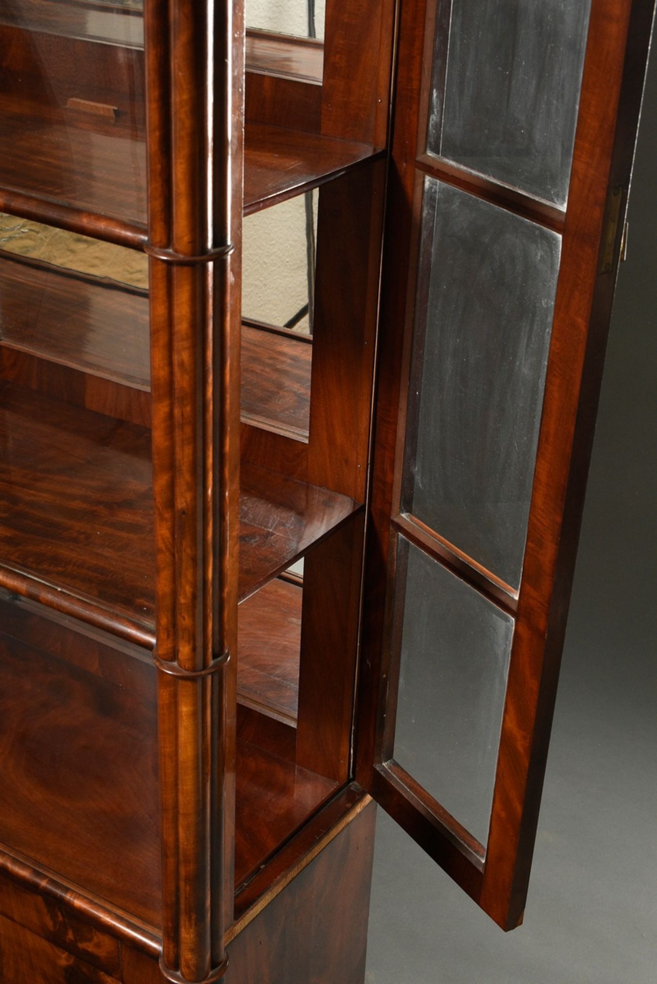 Biedermeier display cabinet with four shelves in front of a mirrored back wall, austere body with d - Image 2 of 5