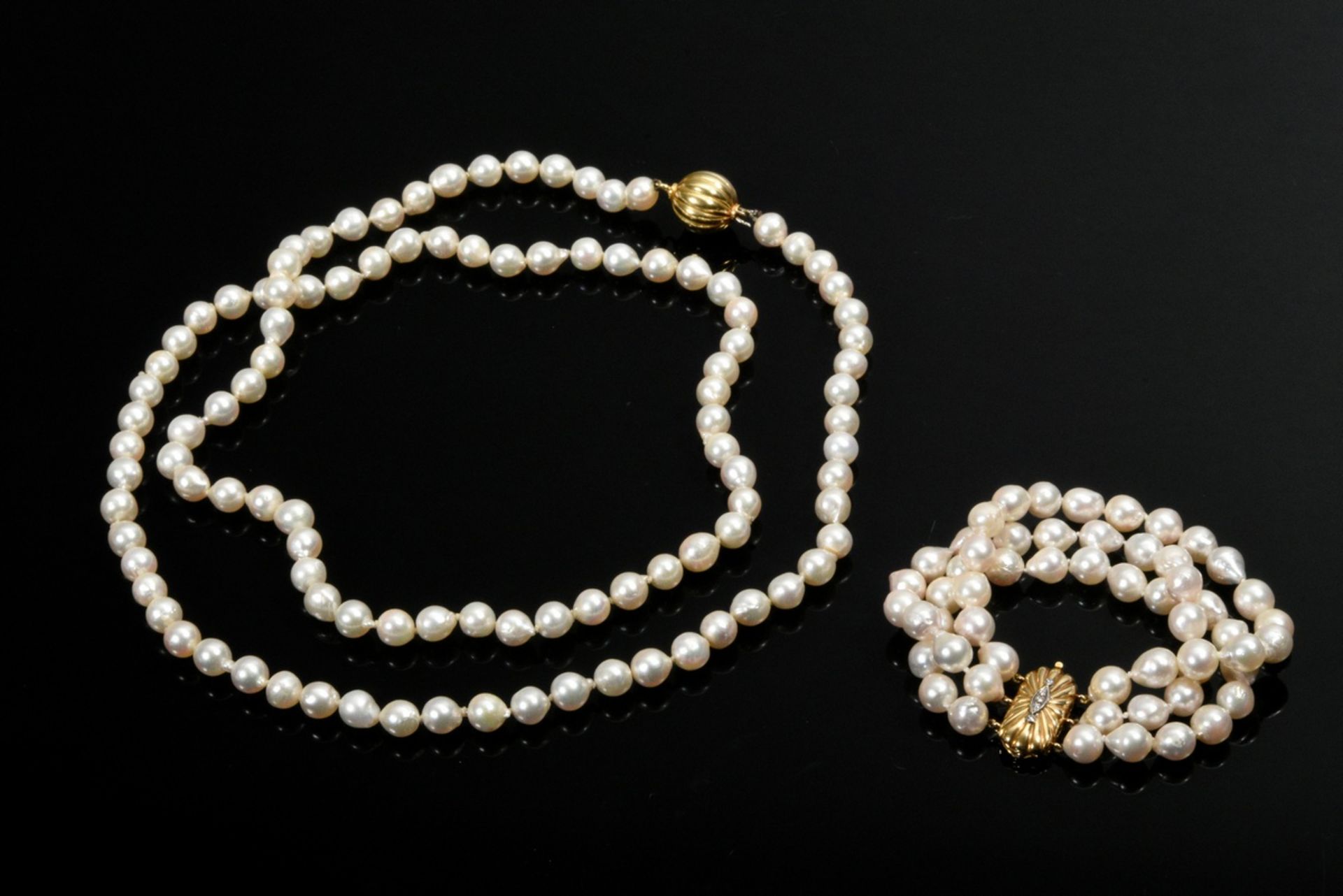 2 Pieces of jewelry made of baroque cultured pearls: three-row bracelet with rectangular yellow gol