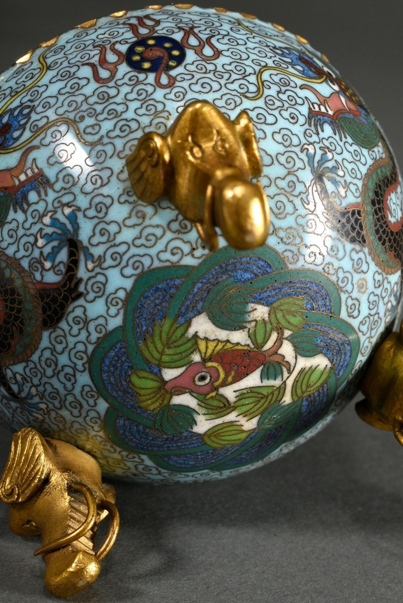 2 Teile Altar-Garnitur mit feuervergoldeten plastischen Drachen und Mascarons auf Cloisonné Korpus  - Bild 16 aus 16