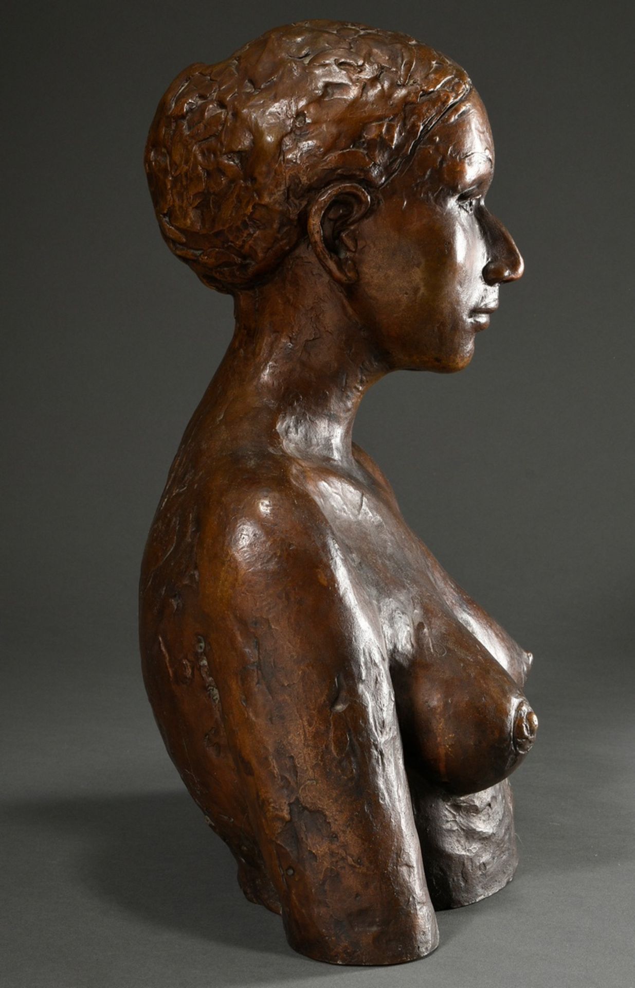 Augustin, Edgar (1936-1996) „Weibliche Büste“ 1971, verso sign./dat., Bronze bräunlich patiniert, G - Bild 3 aus 7