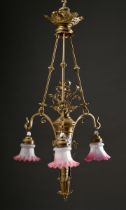 Wilhelminische Deckenlampe mit 3 Glasschirmen, H. 107cm, Ø 58cm, 1 Schirm defekt, 1 Schirm ergänzt