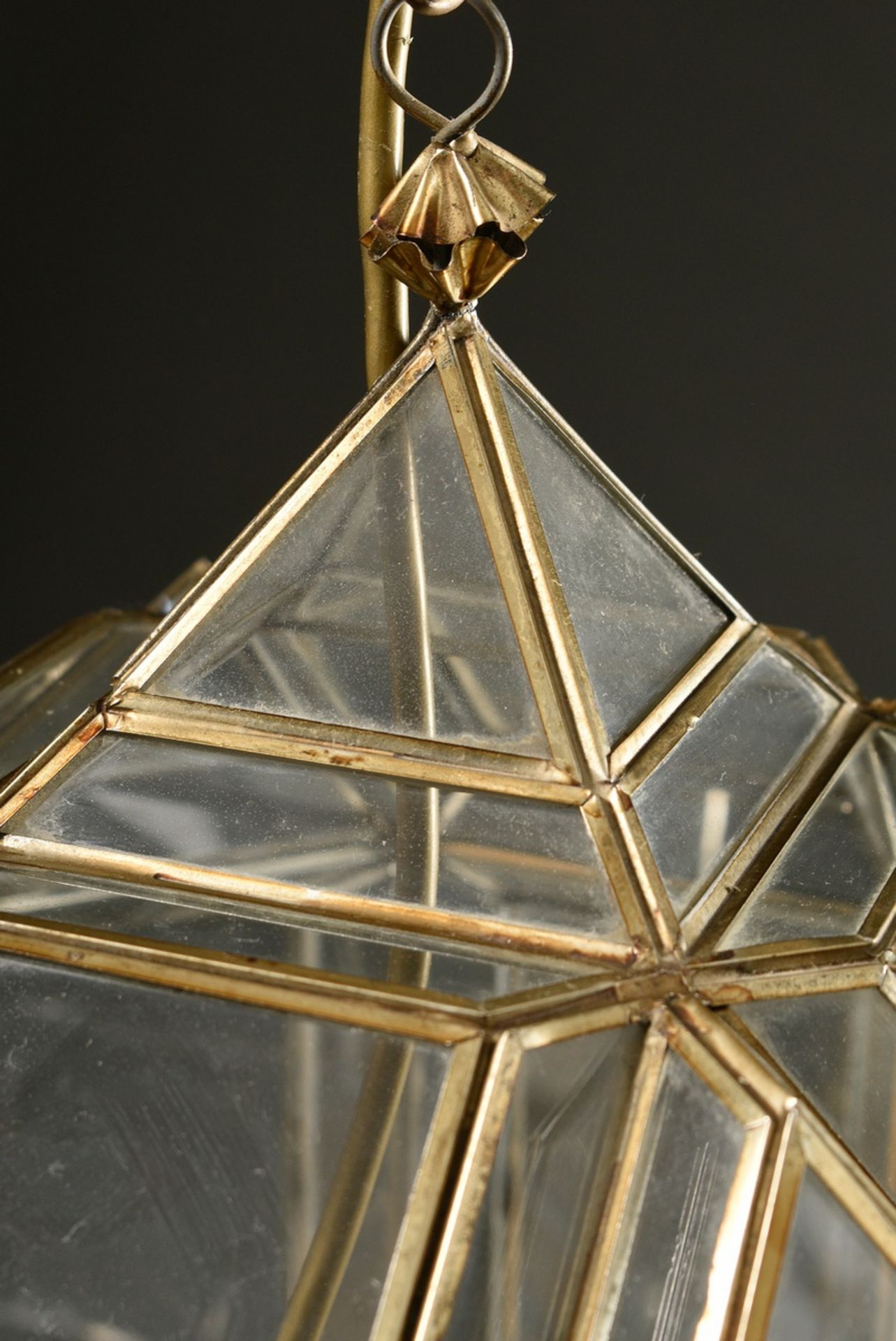Polygonale Deckenampel aus geometrischen Glasscheiben in Messingfassungen mit Kettenaufhängung, um  - Bild 3 aus 4