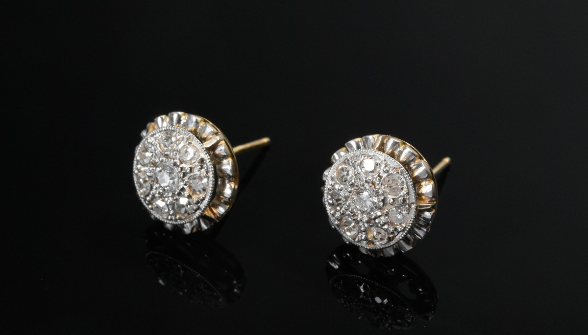 Pair of yellow and white gold 750 stud earrings with flower-shaped diamonds (total approx. 0.30ct/S