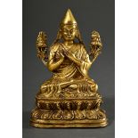 Feuervergoldete Bronze Figur "Tsongkhapa", verso Vajra Marke, Tibet 18.Jh., H. 10,5cm, Boden ungeöf