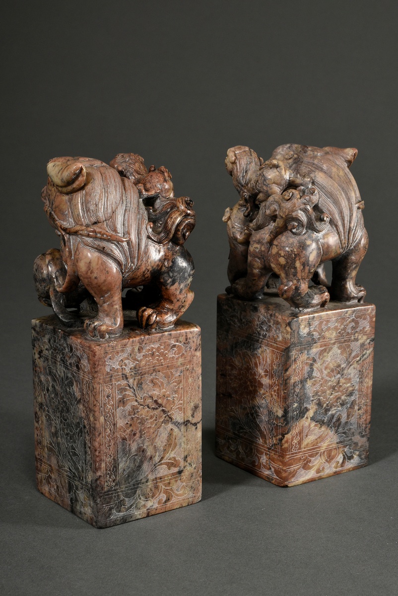 2 Marble seal stamps "Fo lions", base with fine floral engravings, h. 15.2cm each, 1x rest., slight - Image 2 of 8