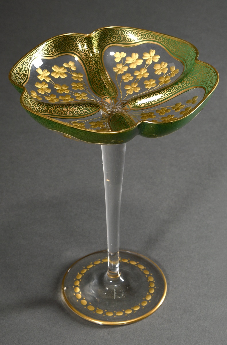 Elegant Art Nouveau tazza with engraved gold decoration ‘cloverleaves’ and green painting on a four