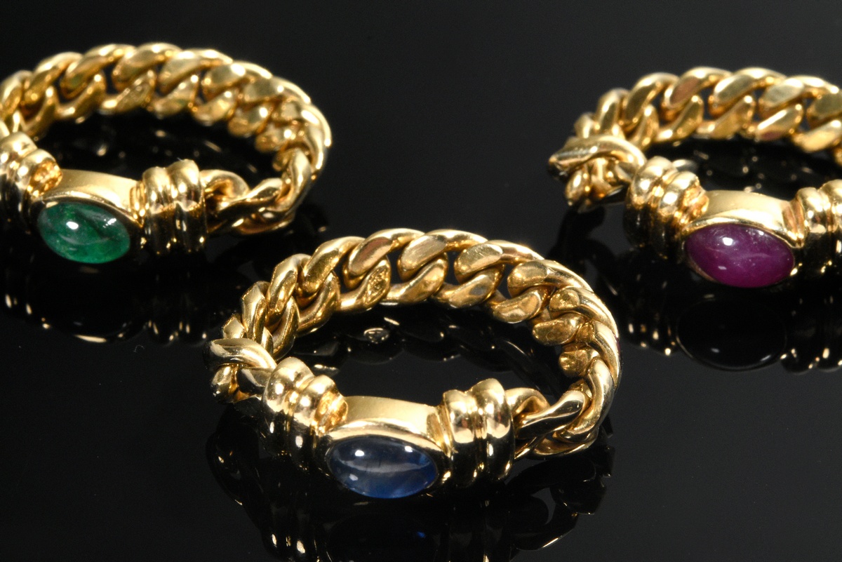 3 Various flexible yellow gold 750 link chain rings, each with a sapphire, ruby and emerald cabocho