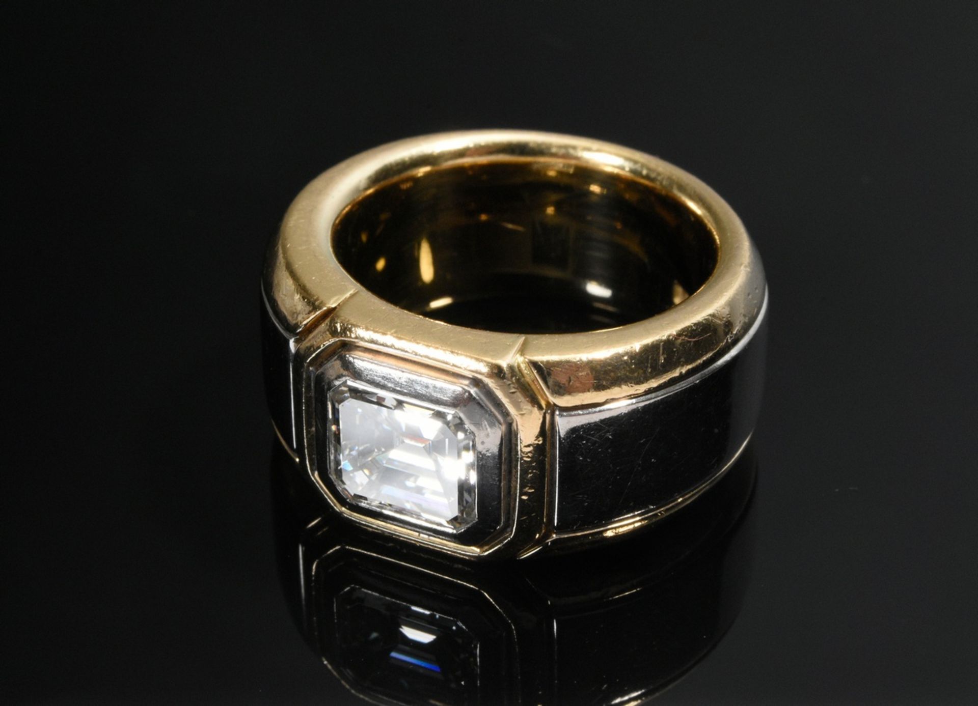 Wide yellow gold 750 and platinum ring with emerald-cut diamond solitaire (approx. 2.04ct/VVS-VS/W) - Image 2 of 3