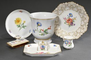 7 Diverse Teile Meissen "Deutsche Blume", 20.Jh., bestehend aus: Prunkteller (Ø 22cm, 2 Schleifstr.