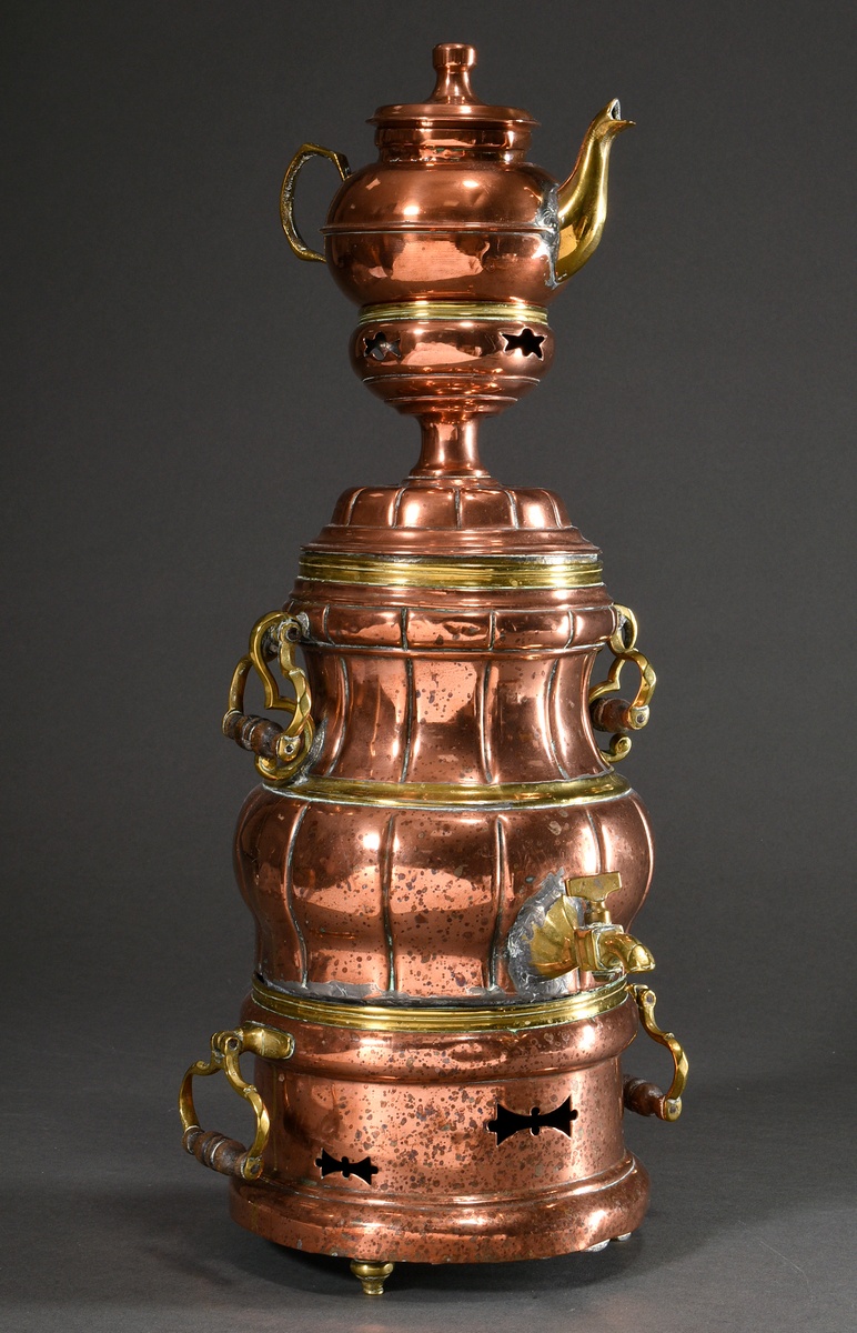 Copper samovar with multi-tiered body and movable brass handles with turned wooden handles, round b - Image 2 of 9