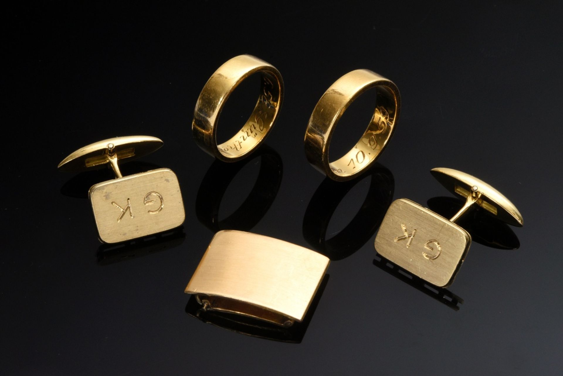 5 Teile Gelbgold 750 Schmuck: 2 Eheringe (Gr. 53/55), Paar Manschettenknöpfe mit Gravur „GK“ und Br