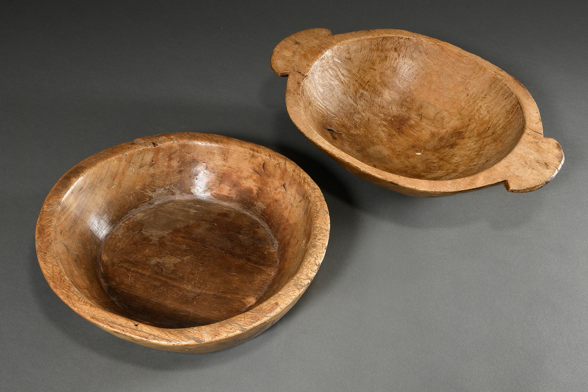 2 Various rustic wooden kitchen utensils: dough mould with side handles (12x46.5x30cm) and round bo