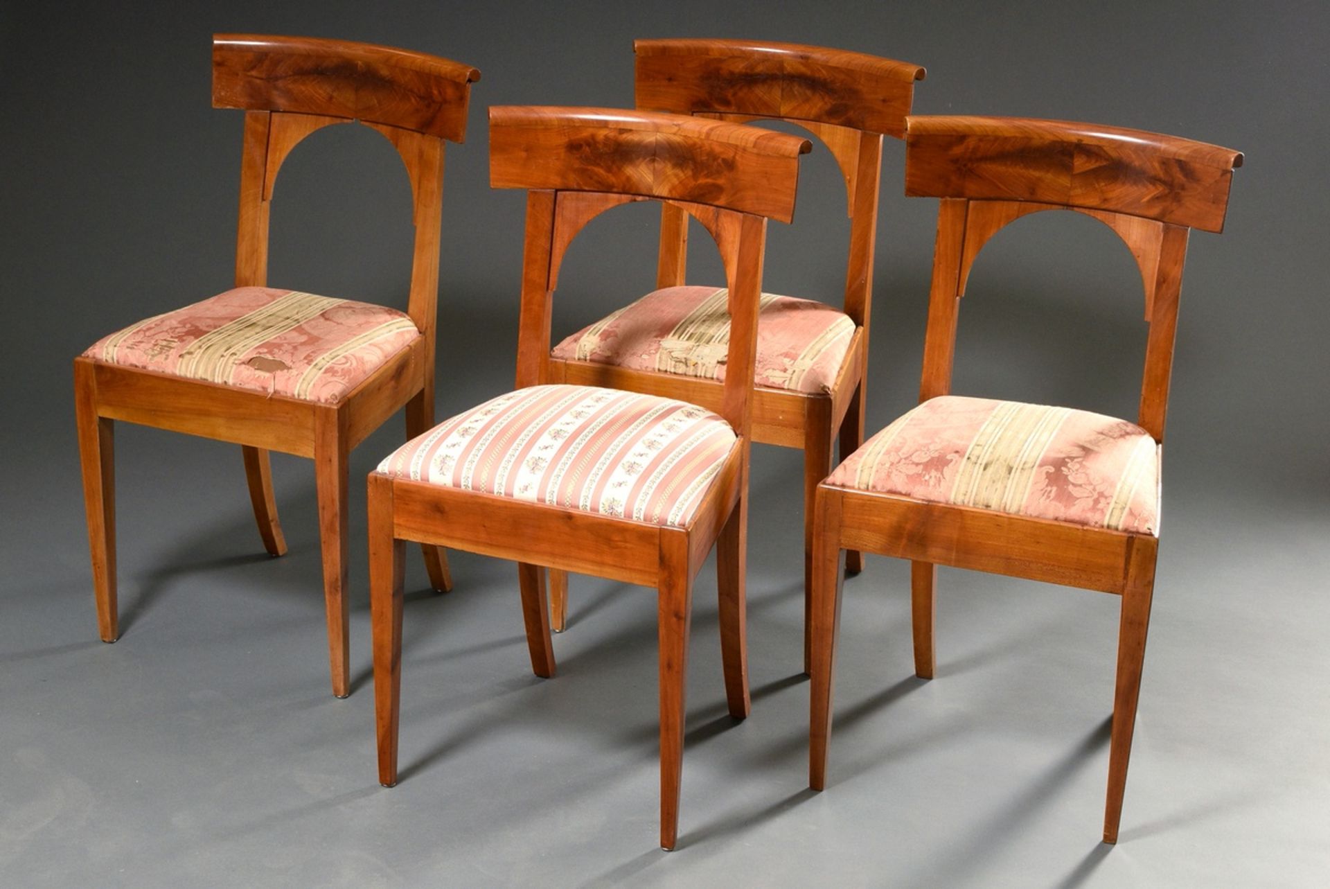4 Schlichte Biedermeier Stühle mit Schaufellehne und Bogenelement im Rücken, Kirsche furniert, 1. H - Bild 2 aus 8
