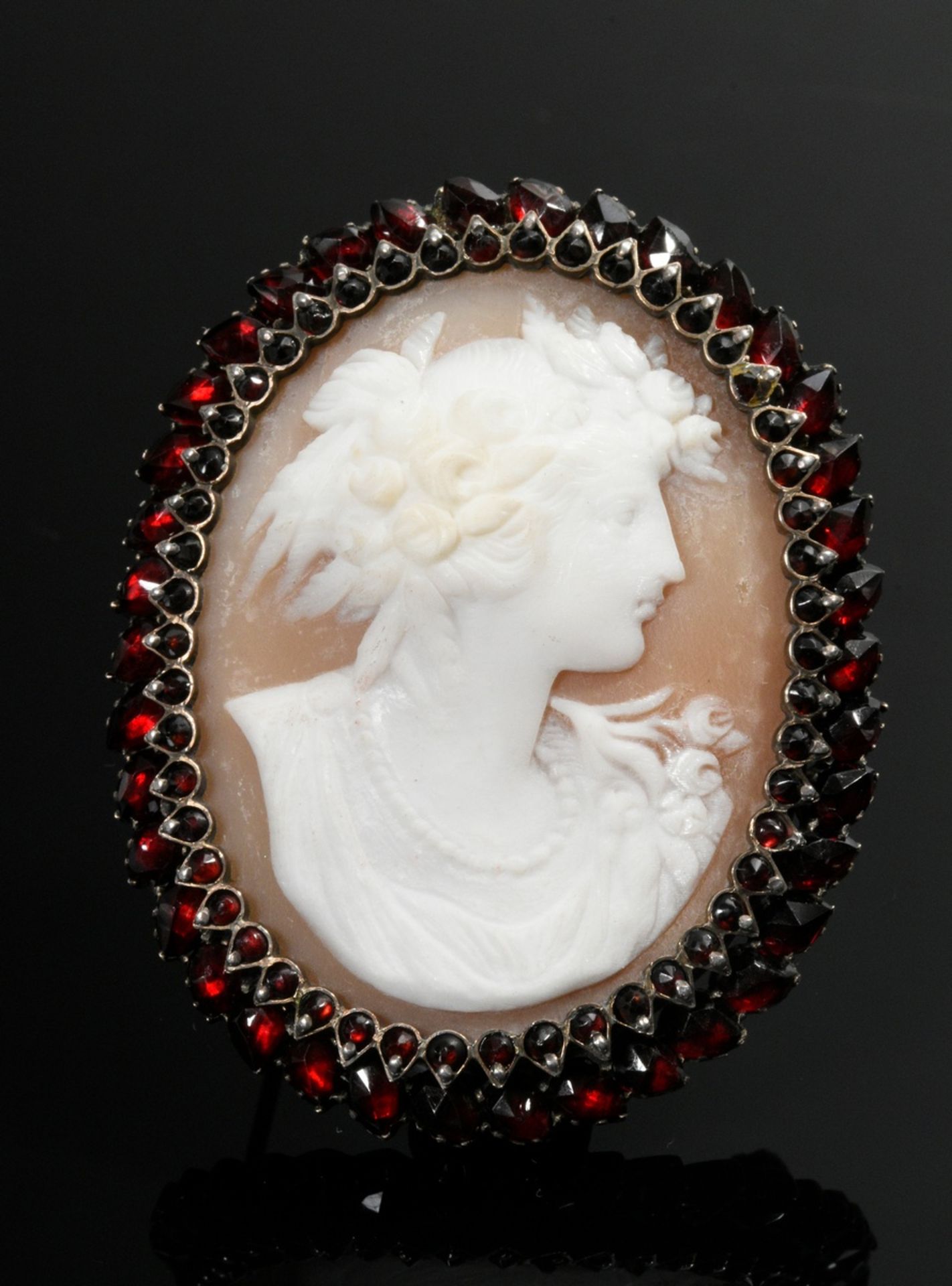 2 Various pieces of jewellery: Meissen plaque with flawless gold painting on black background "Drag - Image 2 of 4