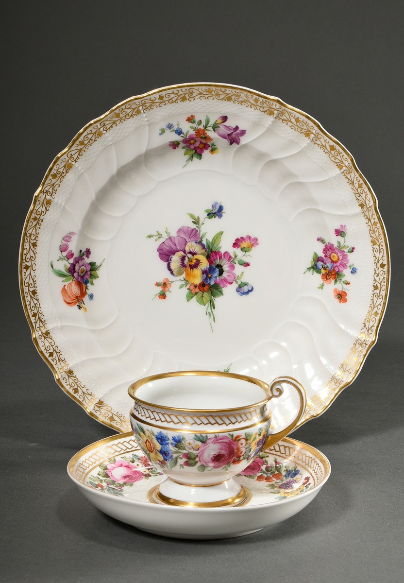 2 Various pieces KPM plate (Ø 24.5cm) and cup/ saucer (h. 7.5cm) with polychrome flower painting an
