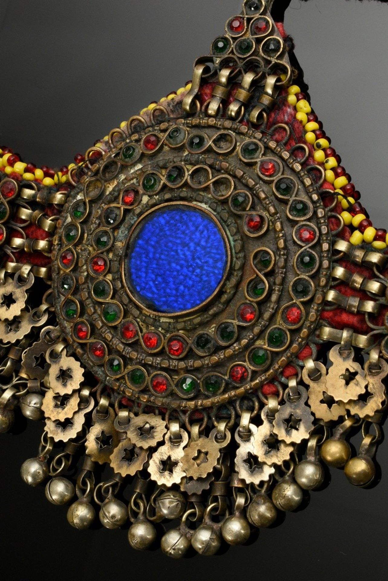 2 Diverse Teile afghanischer Choker und Stirnschmuck mit Glassteinen, Plättchen und Perlen auf Stof - Bild 2 aus 8