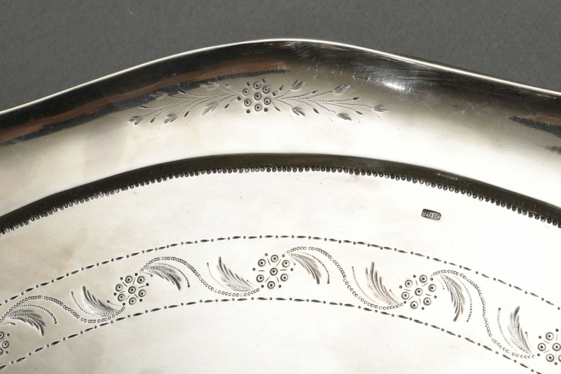 Round tray in Empire façon with florally engraved mirror ‘bouquet and tendrils’ and sixfold indente - Image 2 of 5