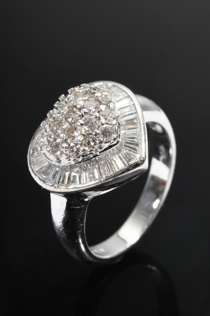 White gold 750 ring with brilliant-cut diamond heart (total approx. 0.40ct/VVS/W) in baguette diamo