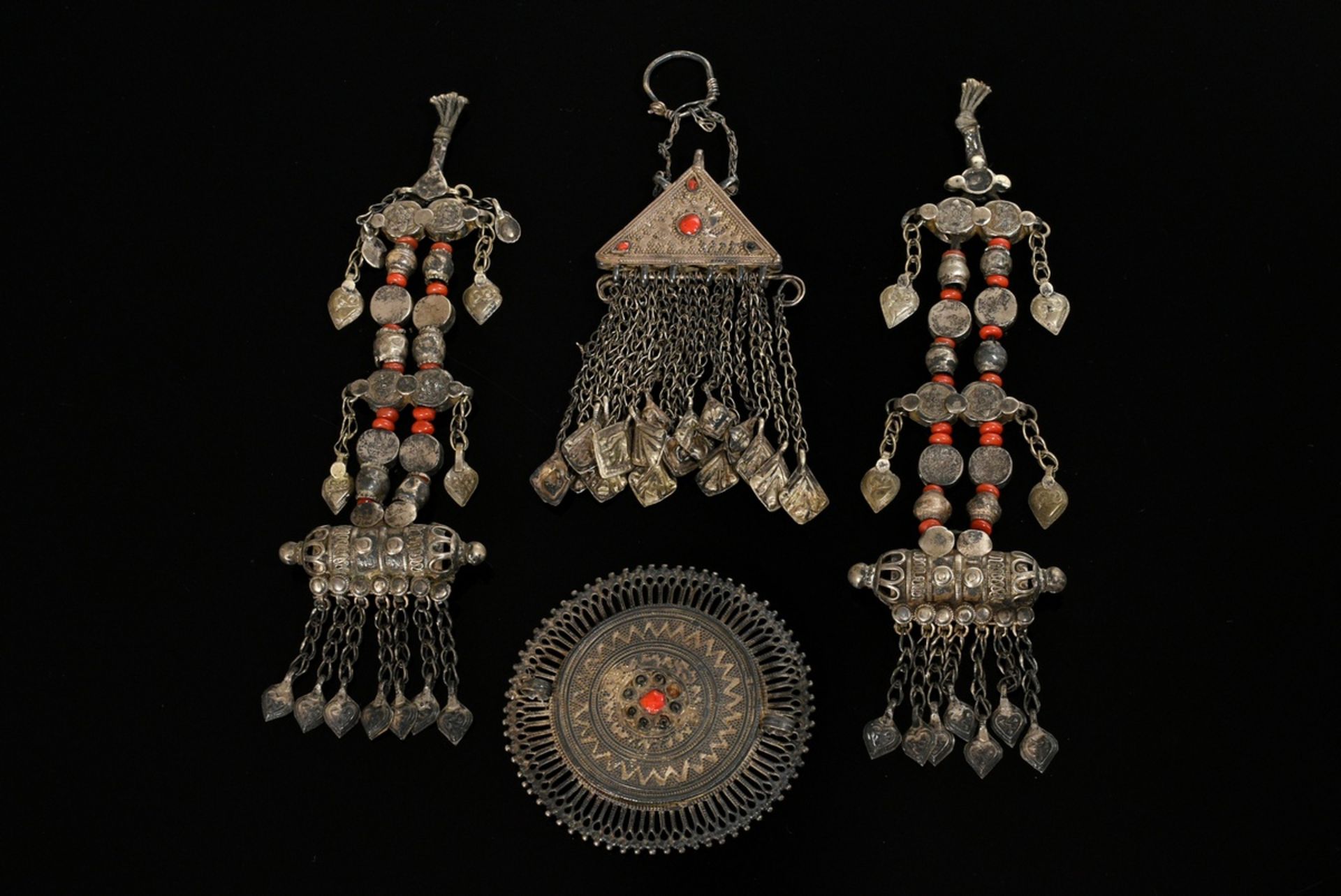 4 Various pieces of Tajik jewelry, consisting of: openwork disc (Ø 8cm), triangular pendant (l. 15c - Image 2 of 9
