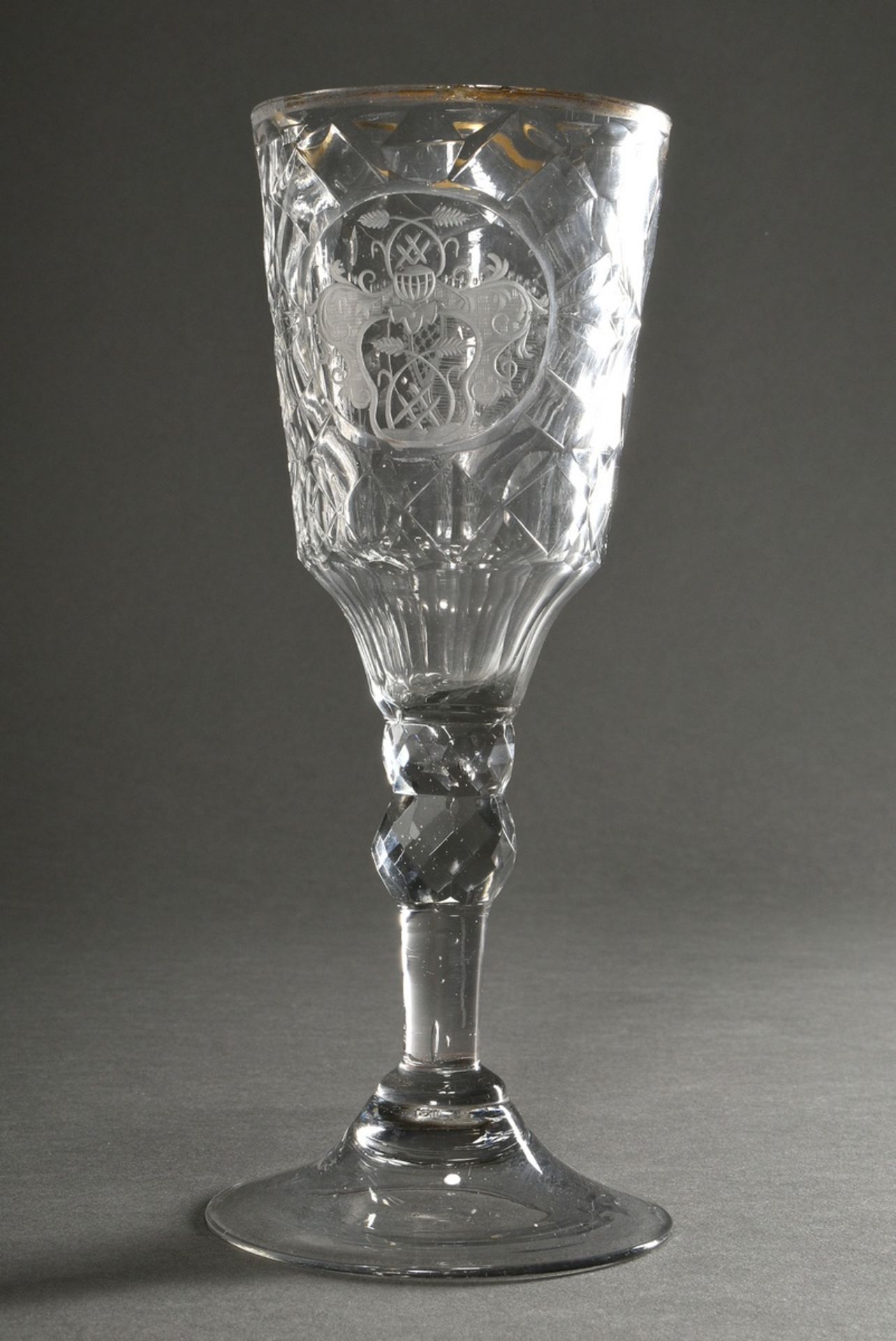 Großer Barock Glas Pokal mit facettiertem Schaft und Goldrand sowie eingeschliffenem Wappen "Gekreu