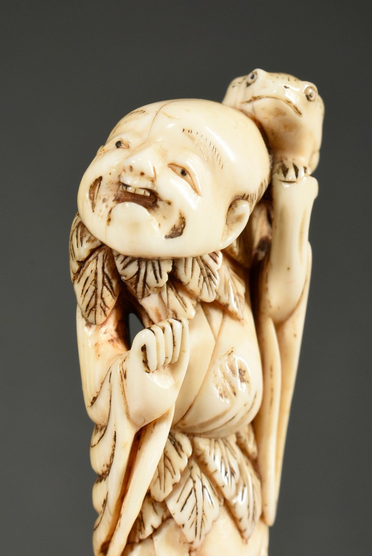 Elfenbein Netsuke "Gama Sennin mit dreibeiniger Kröte", stehende Figur mit drapiertem Gewand und Bl - Bild 3 aus 5