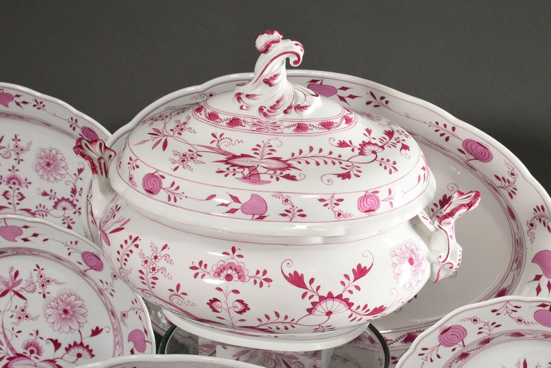 65 Pieces rare Meissen dinner service "Zwiebelmuster Pink", custom made around 1900, consisting of: - Image 9 of 27