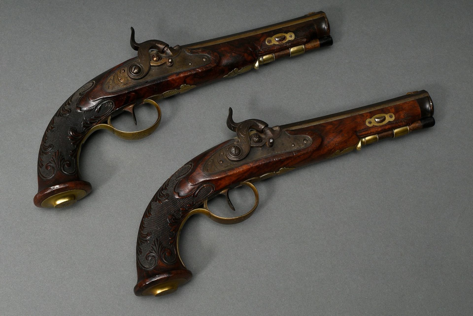 Paar Duellpistolen, Percussionsschloss, gezogener Achtkantlauf, z.T. gravierte Bronze- und Eisenbes - Bild 2 aus 12