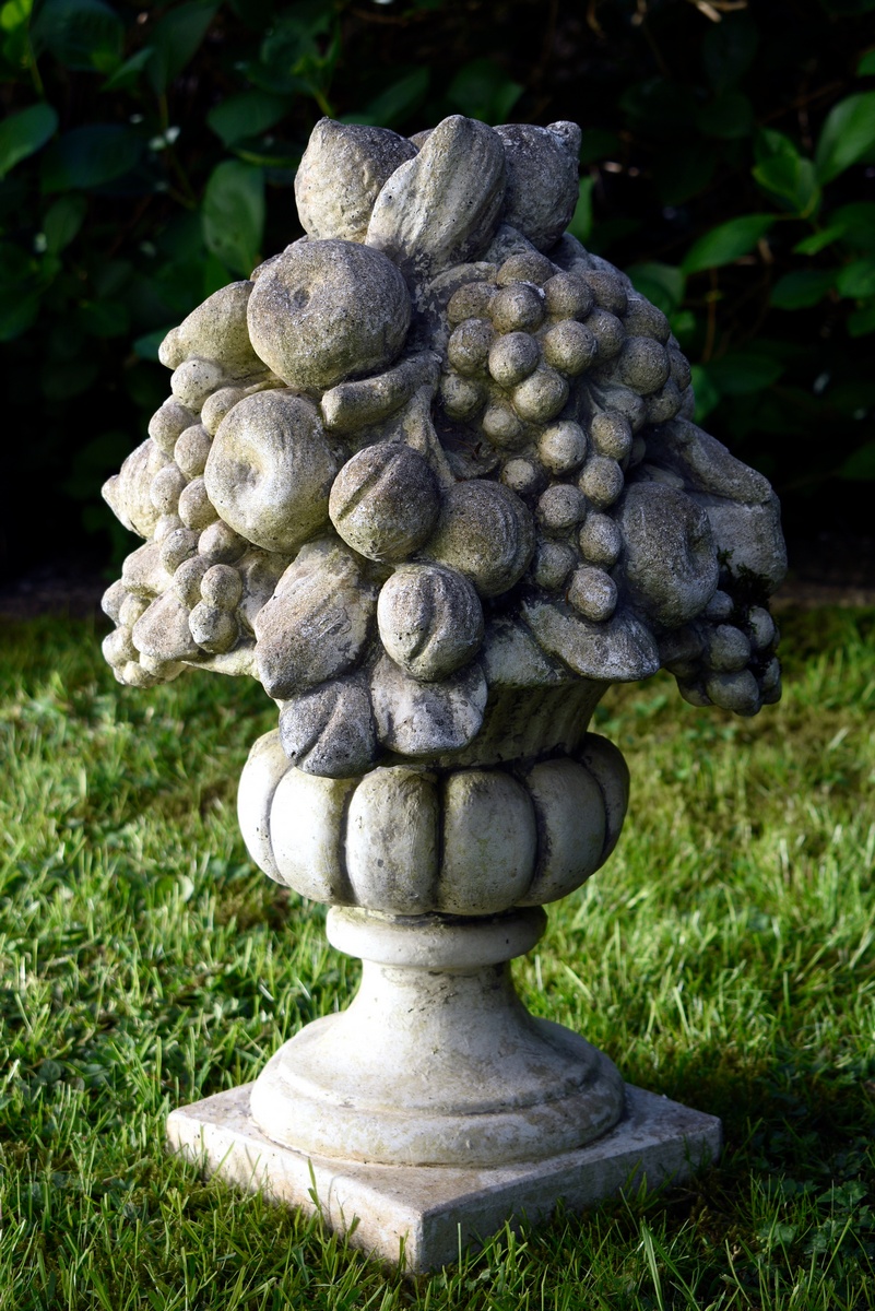 Decorative cast stone garden vase with sculptural fruit bouquet on a square pedestal, 20th century, - Image 3 of 4
