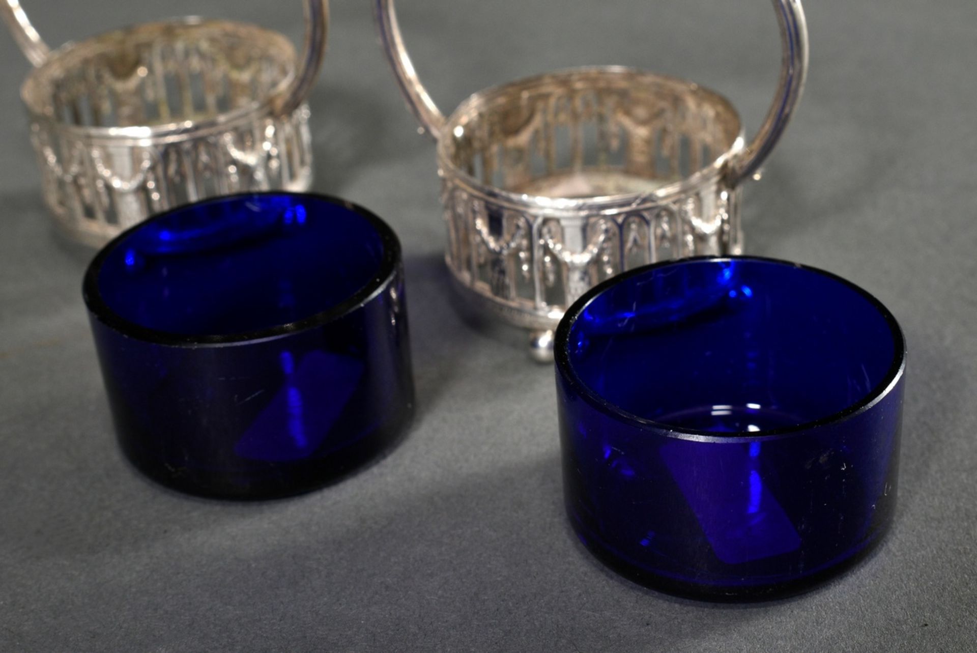 Paar Salieren in klassischer Körbchenform mit blauen Glaseinsätzen, Silber 800, 29g (ohne Glas), H. - Bild 2 aus 3