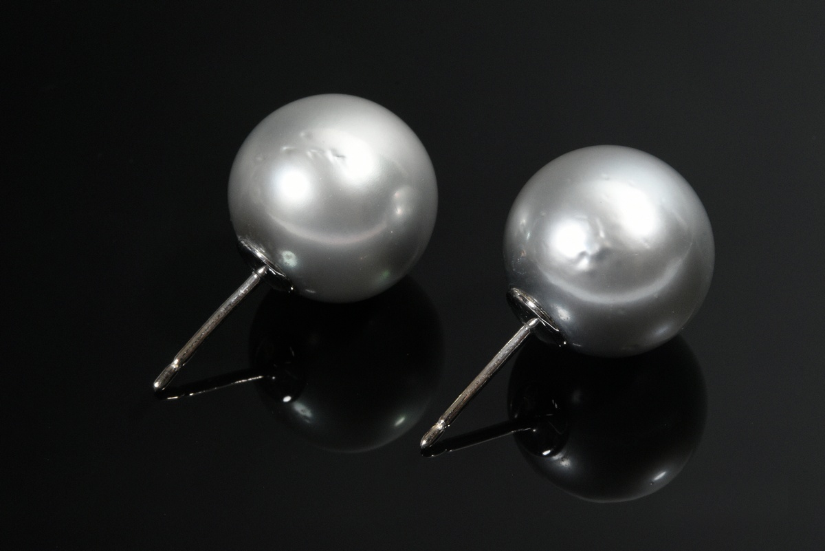Pair of 750 white gold stud earrings with silver-grey Tahitian cultured pearls, 10.3g, Ø 15/15.2mm, - Image 2 of 2