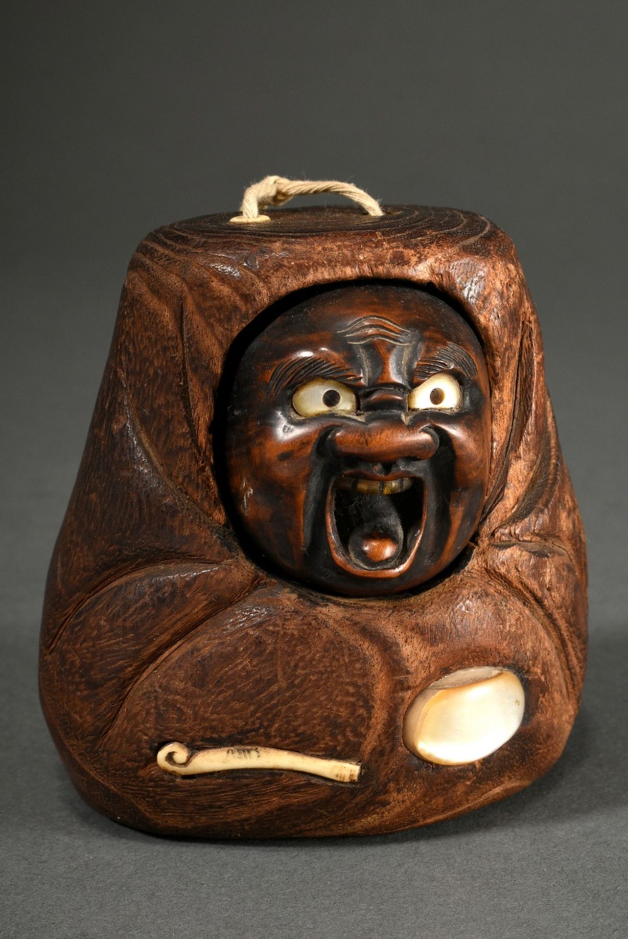 Hinoki Holz Tonkotsu Tabakbehälter mit Buchsbaum Maskendeckel „Daruma“ sowie Perlmutt- und Hirschho