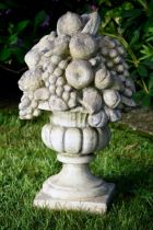 Dekorative Gussstein Gartenvase mit plastischem Obst-Bouquet auf eckigem Postament, 20.Jh., H. 60cm
