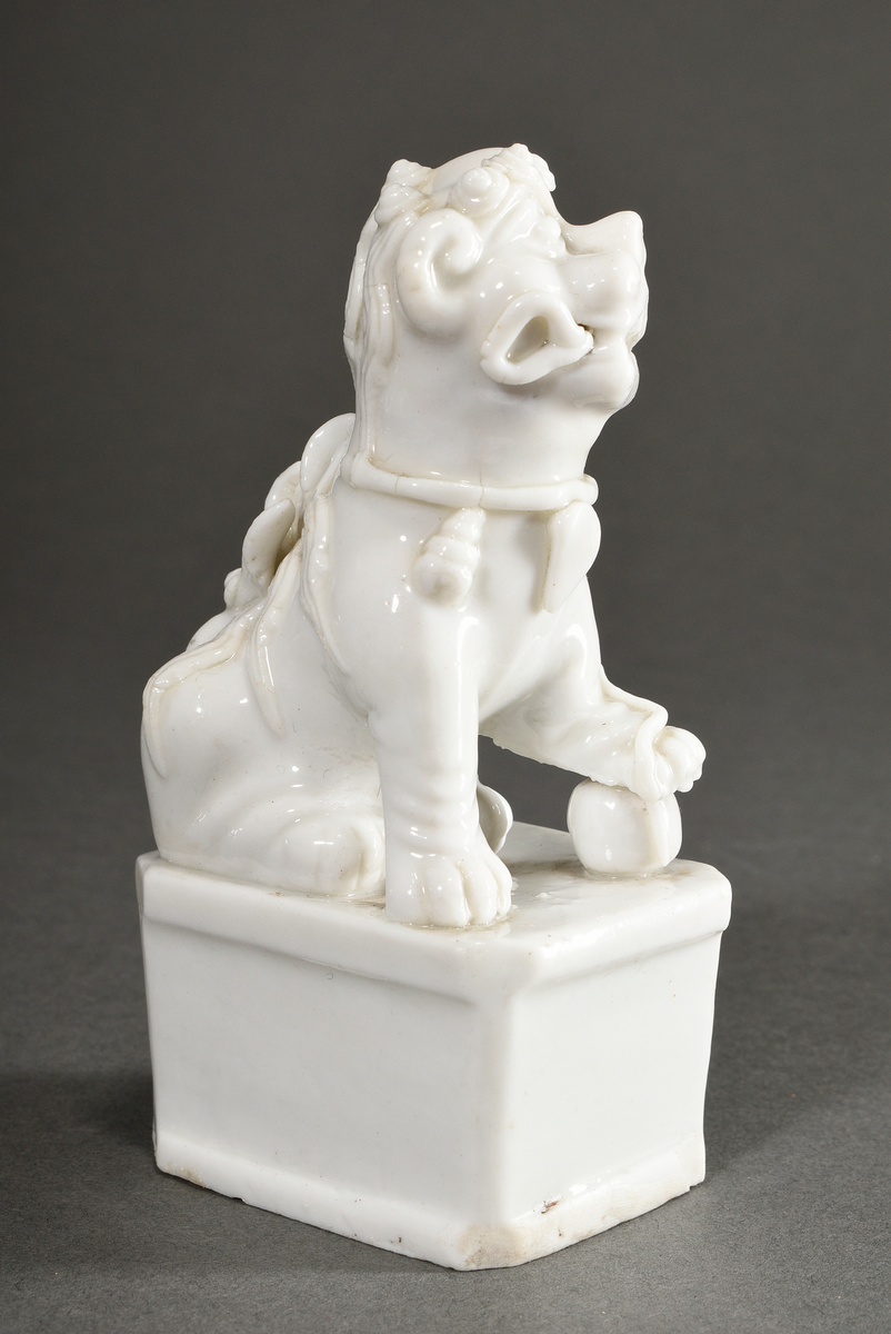 Blanc de Chine figure "Sitting Foo Lion" as incense stick holder, Dehua mid-17th century, 13x7x5.5c - Image 2 of 7