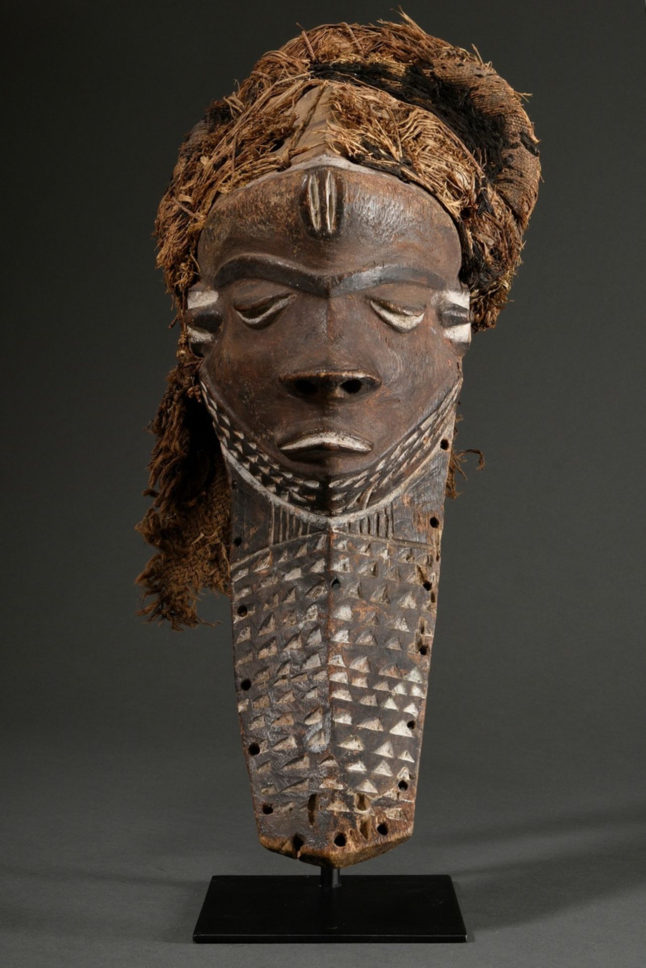 Kiwoyo Maske der Pende, Zentral Afrika/ Kongo (DRC), frühes 20.Jh., Holz mit Pigmentspuren und Pfla - Bild 5 aus 19