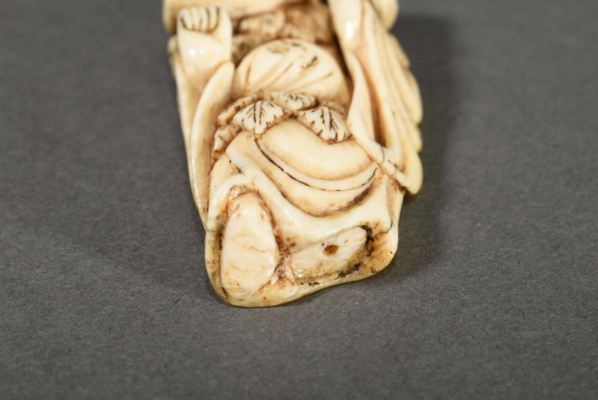 Elfenbein Netsuke "Gama Sennin mit dreibeiniger Kröte", stehende Figur mit drapiertem Gewand und Bl - Bild 4 aus 5