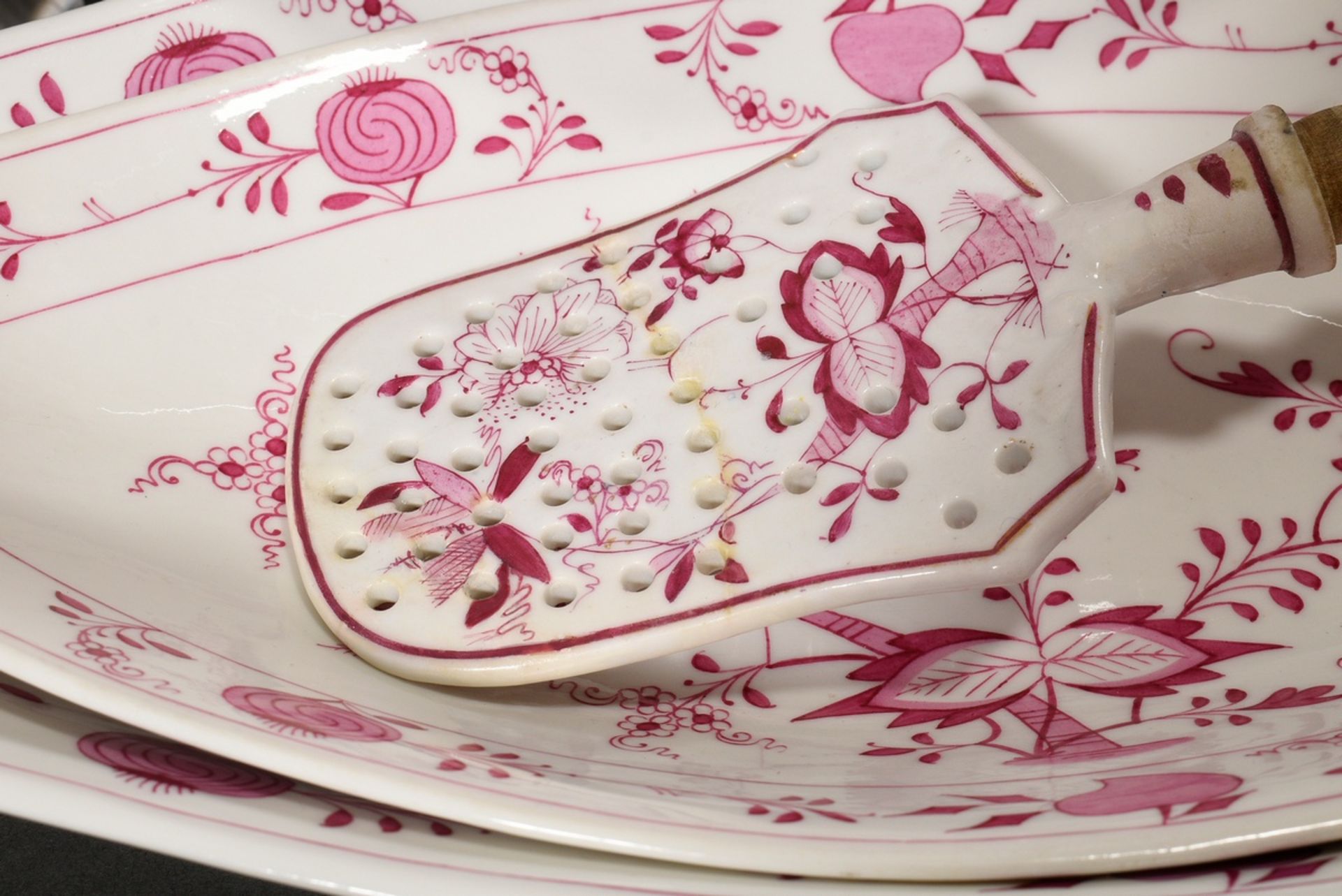65 Pieces rare Meissen dinner service "Zwiebelmuster Pink", custom made around 1900, consisting of: - Image 14 of 27