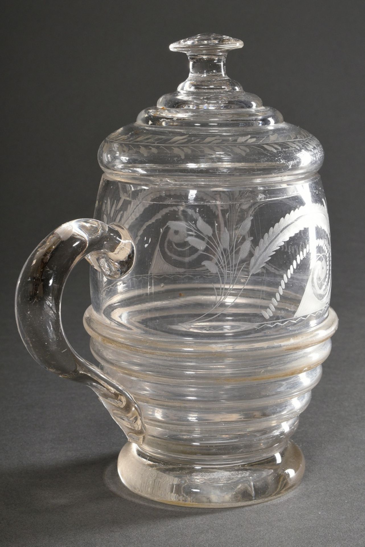 Biedermeier glass tankard with floral cut and cartouche ‘Zum Andenken’ on a barrel-shaped body blow - Image 2 of 8