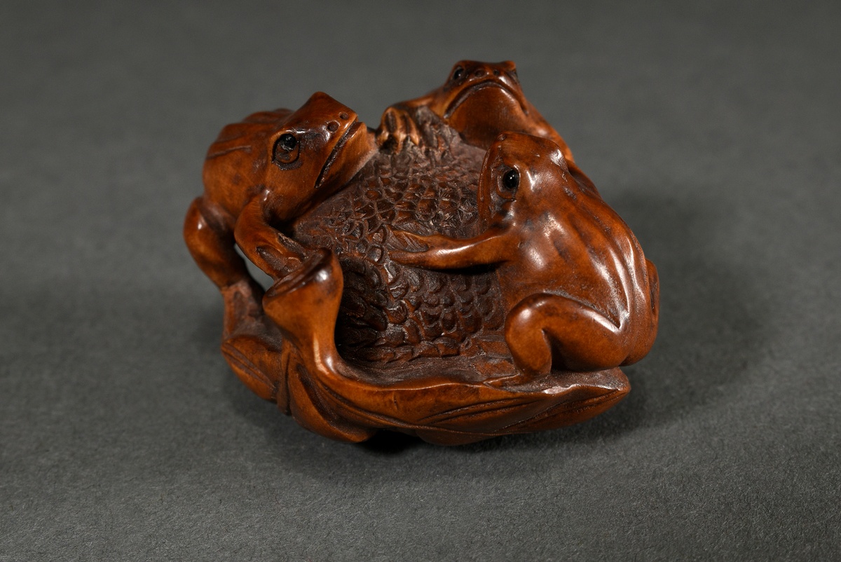 Boxwood netsuke "Three frogs on a berry", inlaid horn eyes, sign. Gyokuseki 玉石 (Davey 436), 20th ce - Image 5 of 6