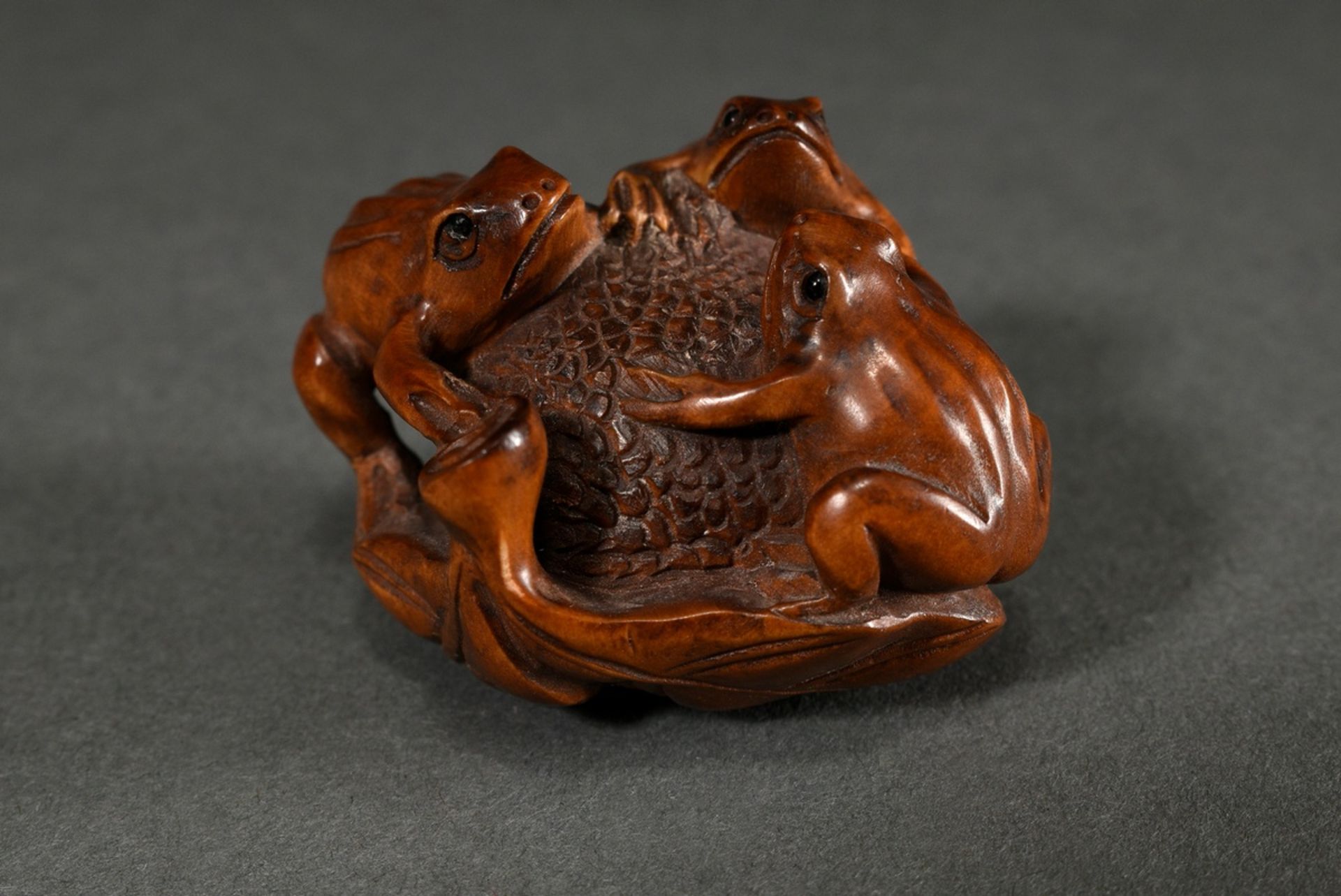 Buchsbaum Netsuke "Drei Frösche auf einer Beere", eingelegte Horn Augen, sign. Gyokuseki 玉石 (Davey  - Bild 5 aus 6