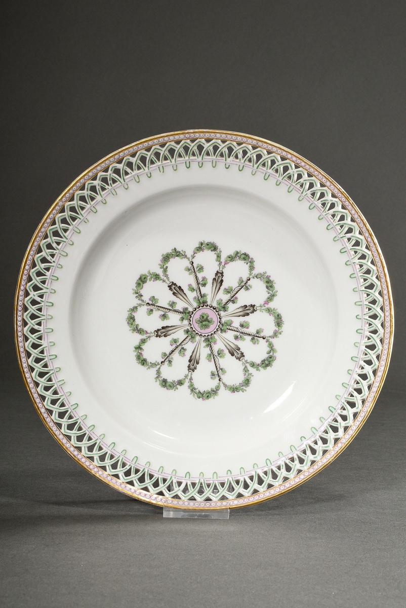 KPM plate with green-grey rosette in the mirror as well as pointed arch openwork and pearl border o
