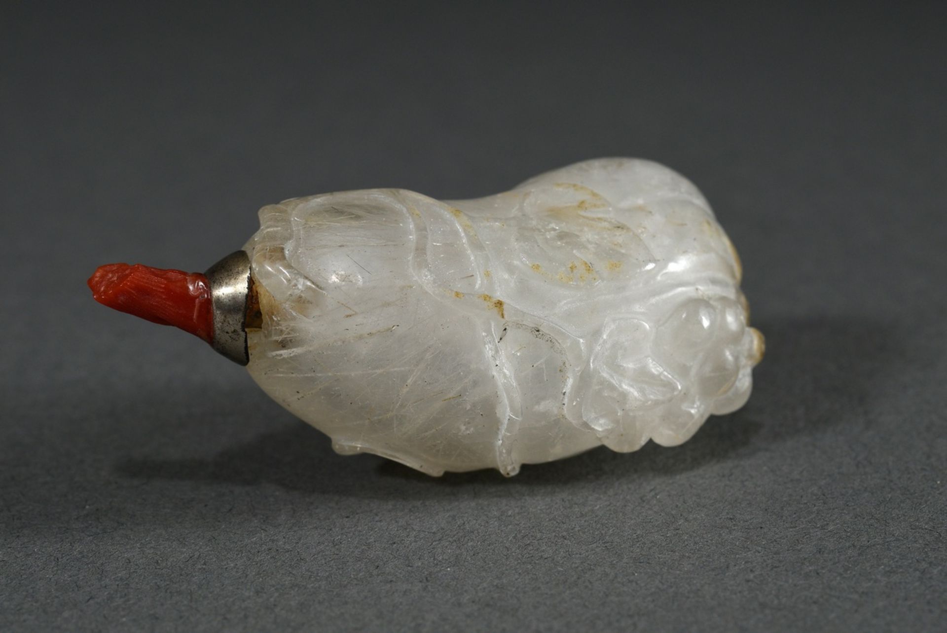 Sehr kleine Bergkristall Snuffbottle in Flaschenkürbis Form mit halbplastisch geschnitztem "Ranken" - Bild 3 aus 4
