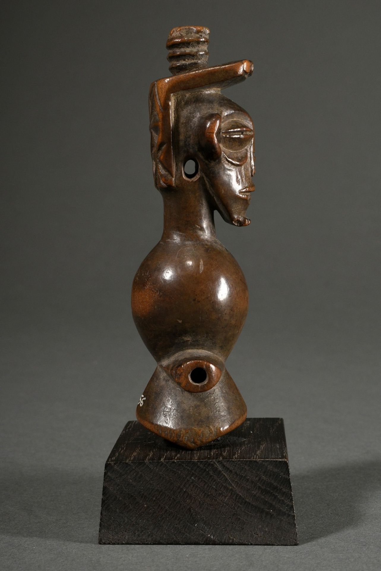 Figural hunting pipe of the Chokwe, Central Africa/ Angola, 1st half 20th c., wood, h. 13cm, signs  - Image 2 of 3