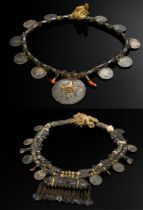 2 Diverse Halsketten "Hirz" oder "Sumpt", Oman Wahiba-Sand-Beduinen, große Stachelperlen mit Maria-