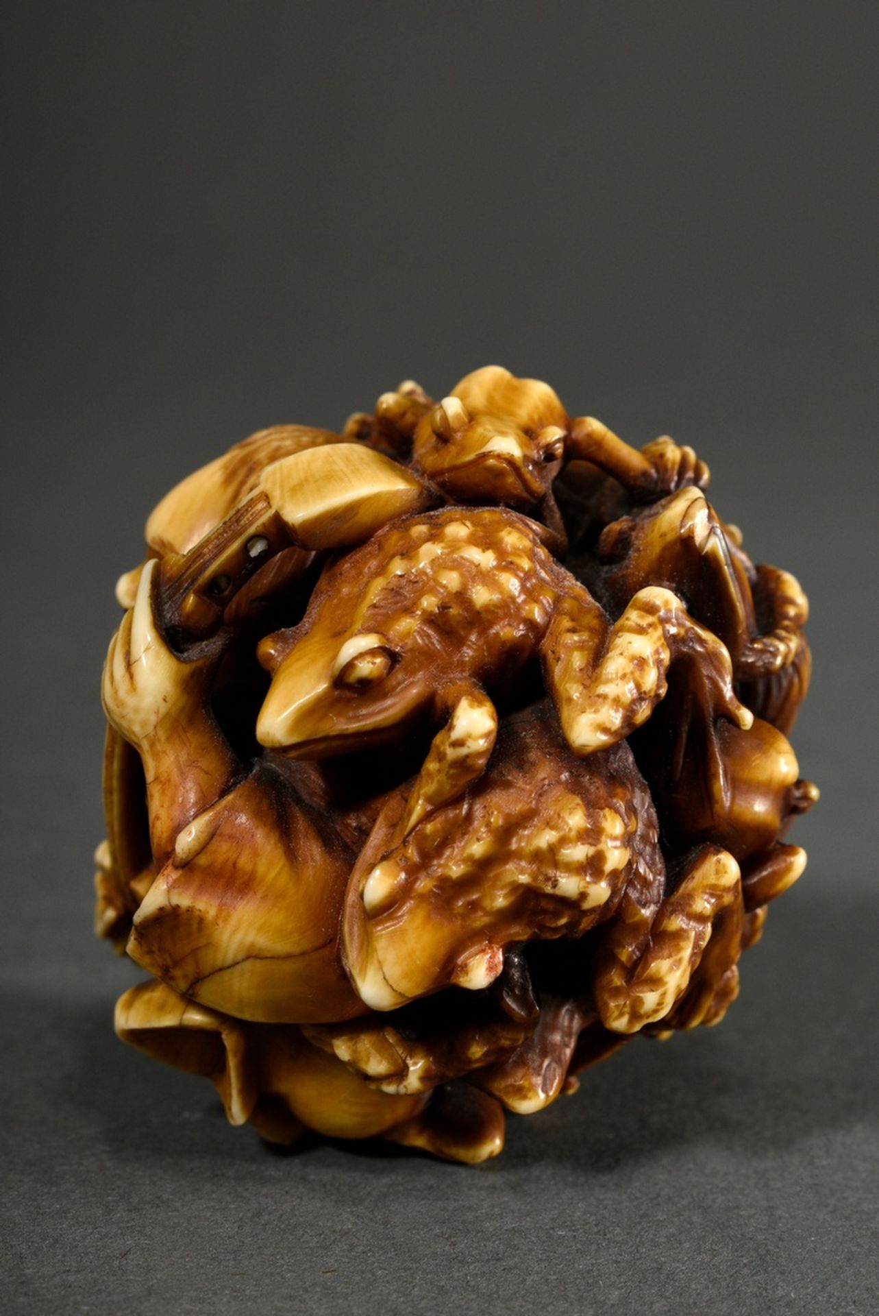 Ivory okimono in ball shape ‘Shamisen player with toads’, patinated, Japan Meiji period, around 190 - Image 4 of 7