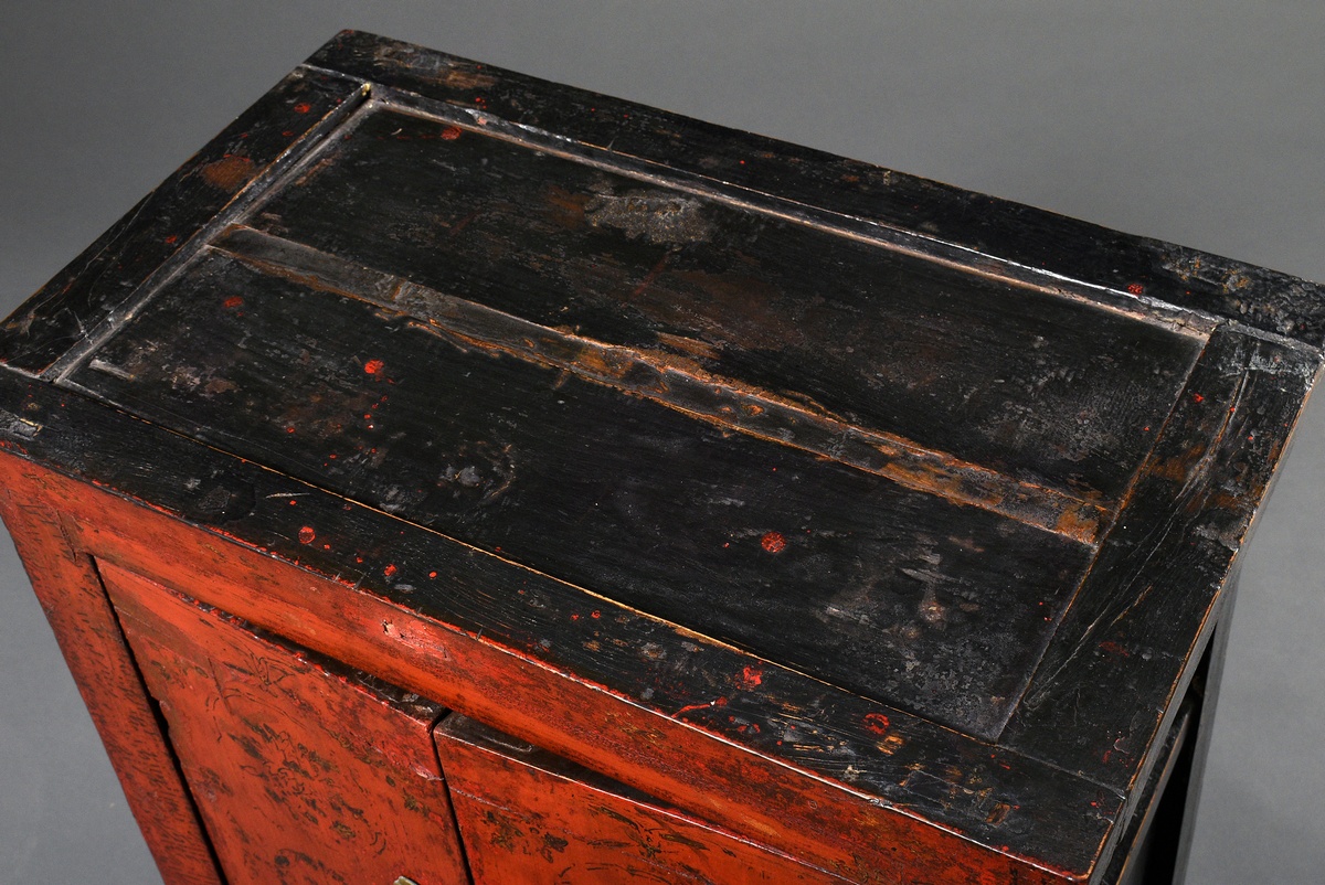 Small Chinese console cabinet with double door on square legs, red lacquer with floral painting, Ch - Image 3 of 9