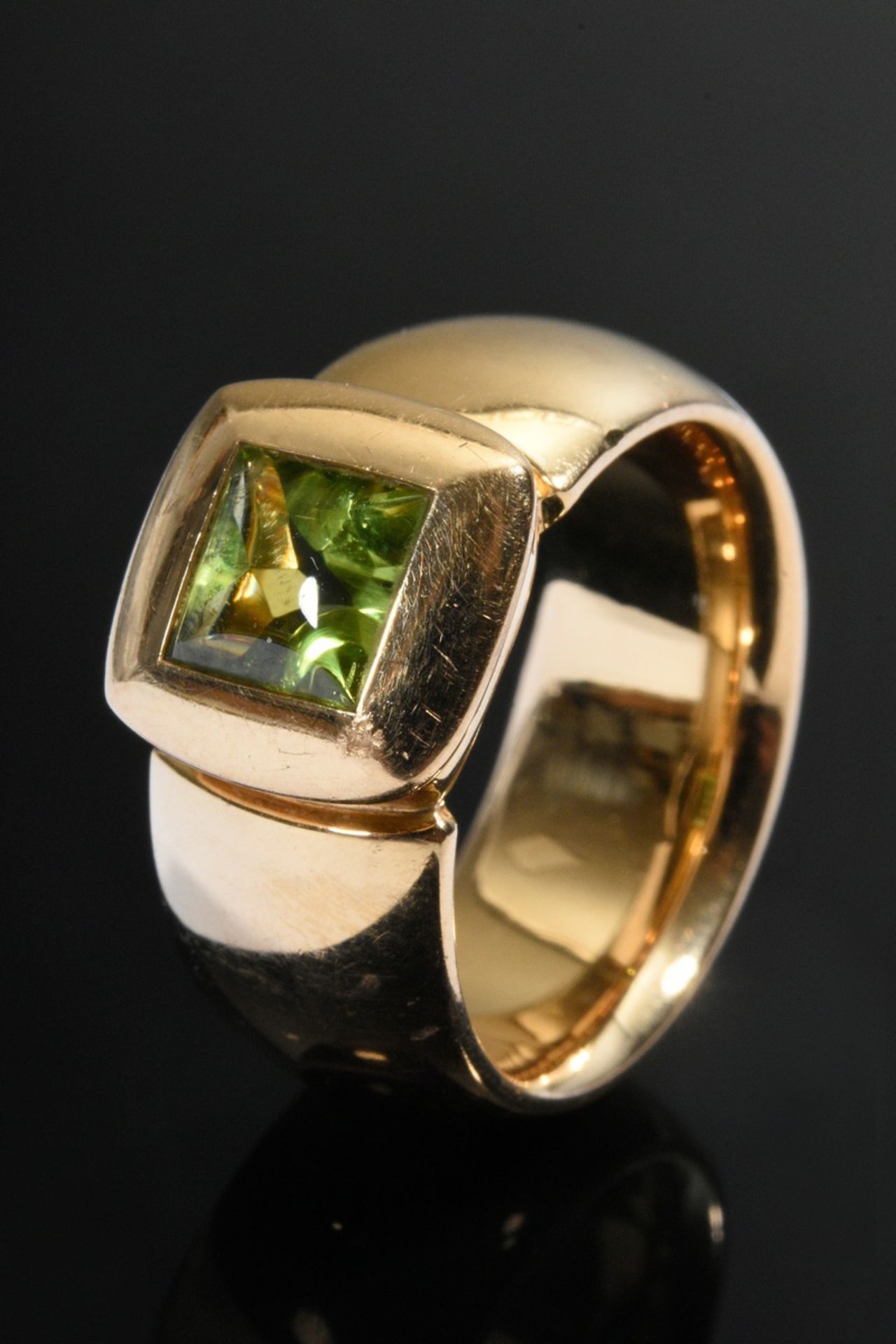 Wide, solid yellow gold 750 band ring with square peridot, 20.2g, size 54.5, signs of use