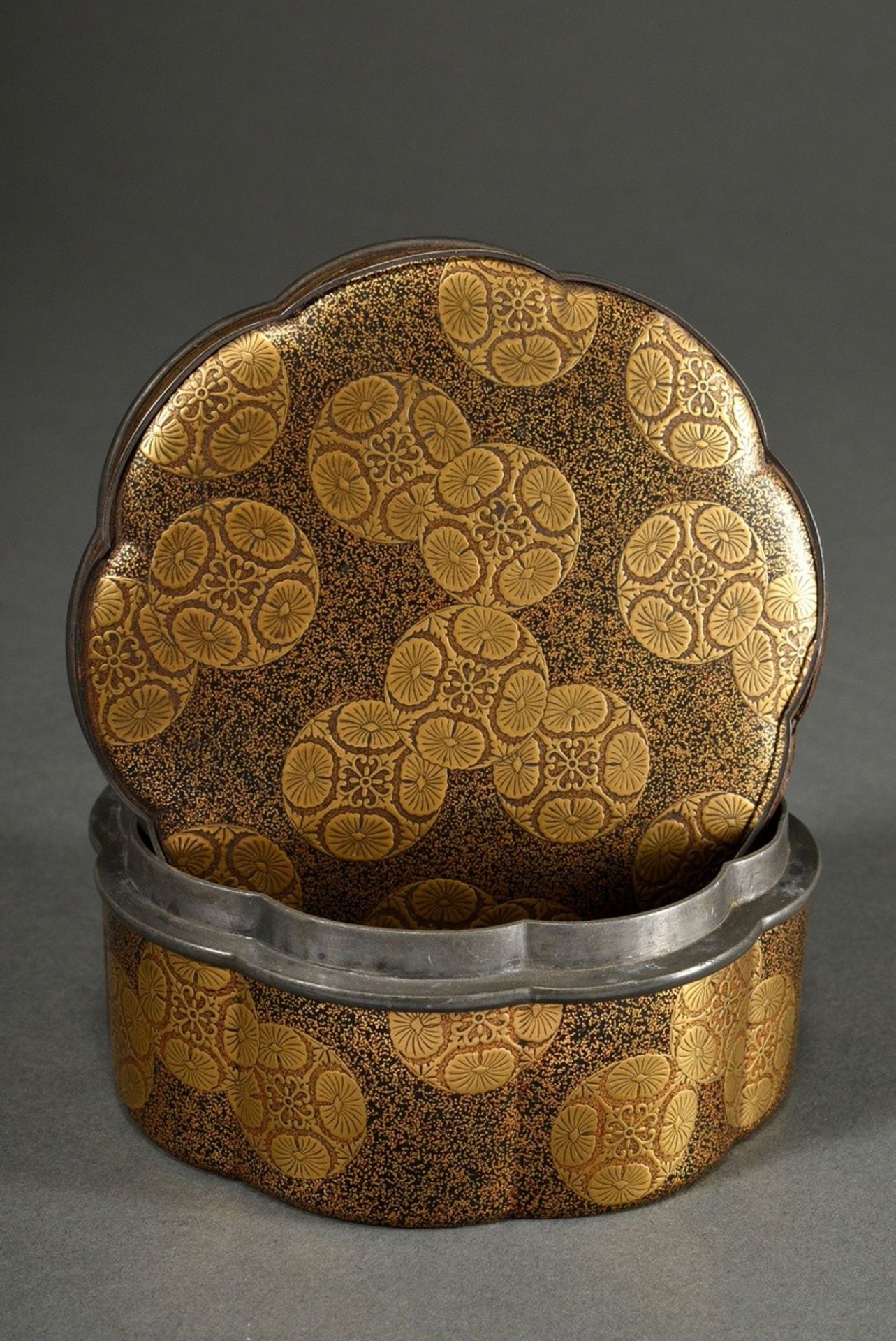 Flower-shaped eight-pass Urushi lacquer box with "Chrysanthemum Mons", loose lead rim on top, Japan